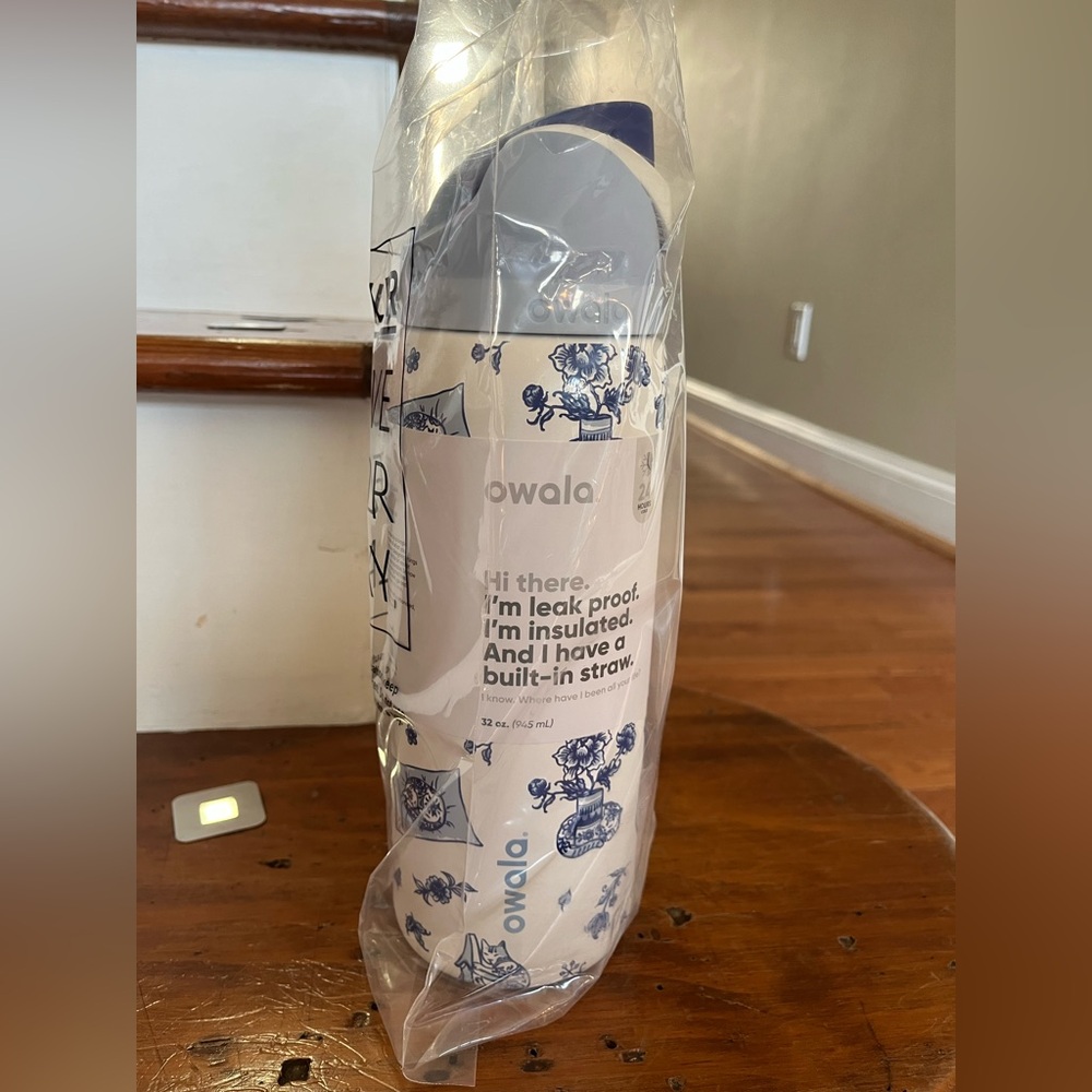 Owala Urban Outfitters Exclusive Delft Cat Print FreeSip 32 oz Water Bottle - Picture 7 of 10